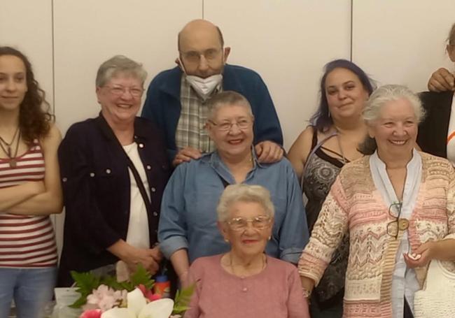 Homenaje a María Arias en el día de la vecindad de Nuevo Roces en junio de 2022.