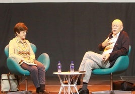 Ana Esther Velázquez y Andrés Ortega, durante la conversación.