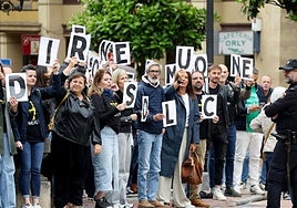 Algunos de los directores que han participado en las protestas, en la puerta del Reconquista, donde Adrián Barbón acudía a un acto.
