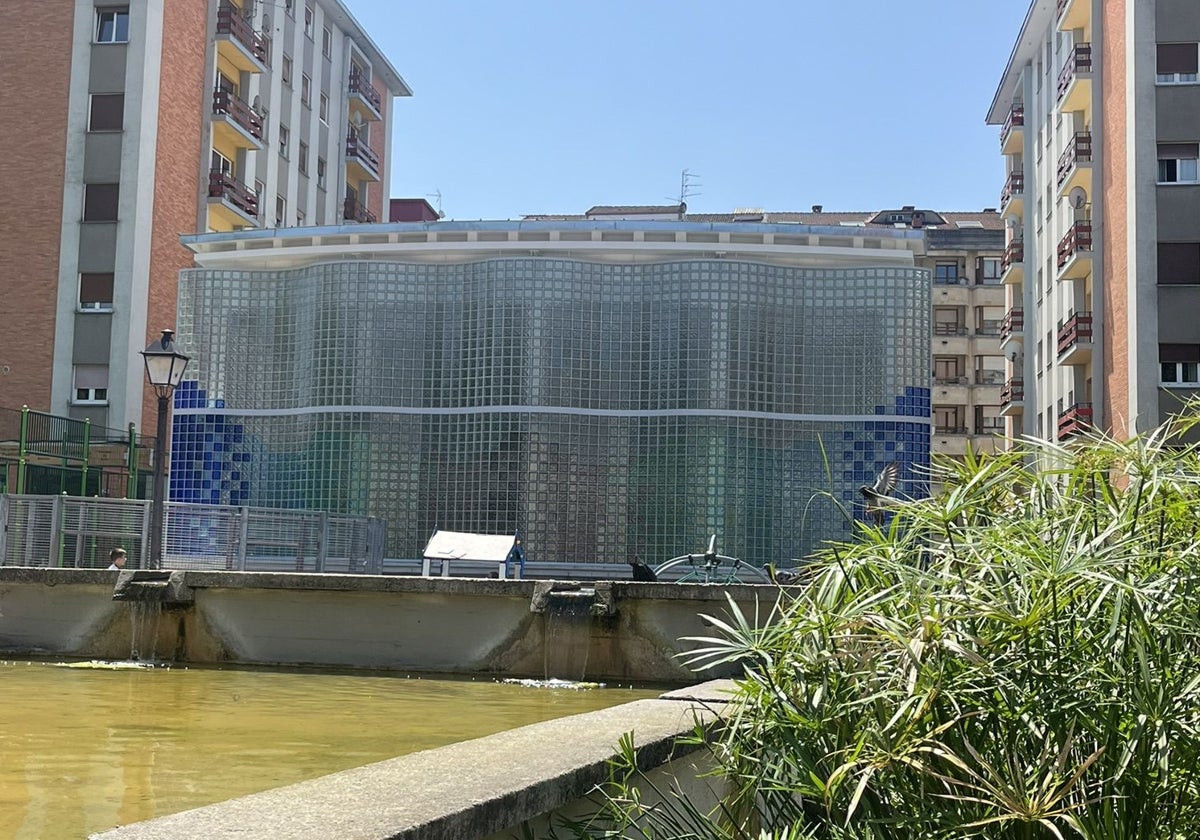 Al fondo, la fachada de pavés de colores de la nueva escuela infantil de La Pola.