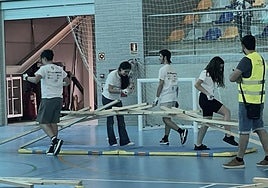 Los alumnos del IES Roces de Gijón construyendo el puente Da Vinci