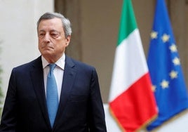 Mario Draghi, con las banderas de Europa e Italia.