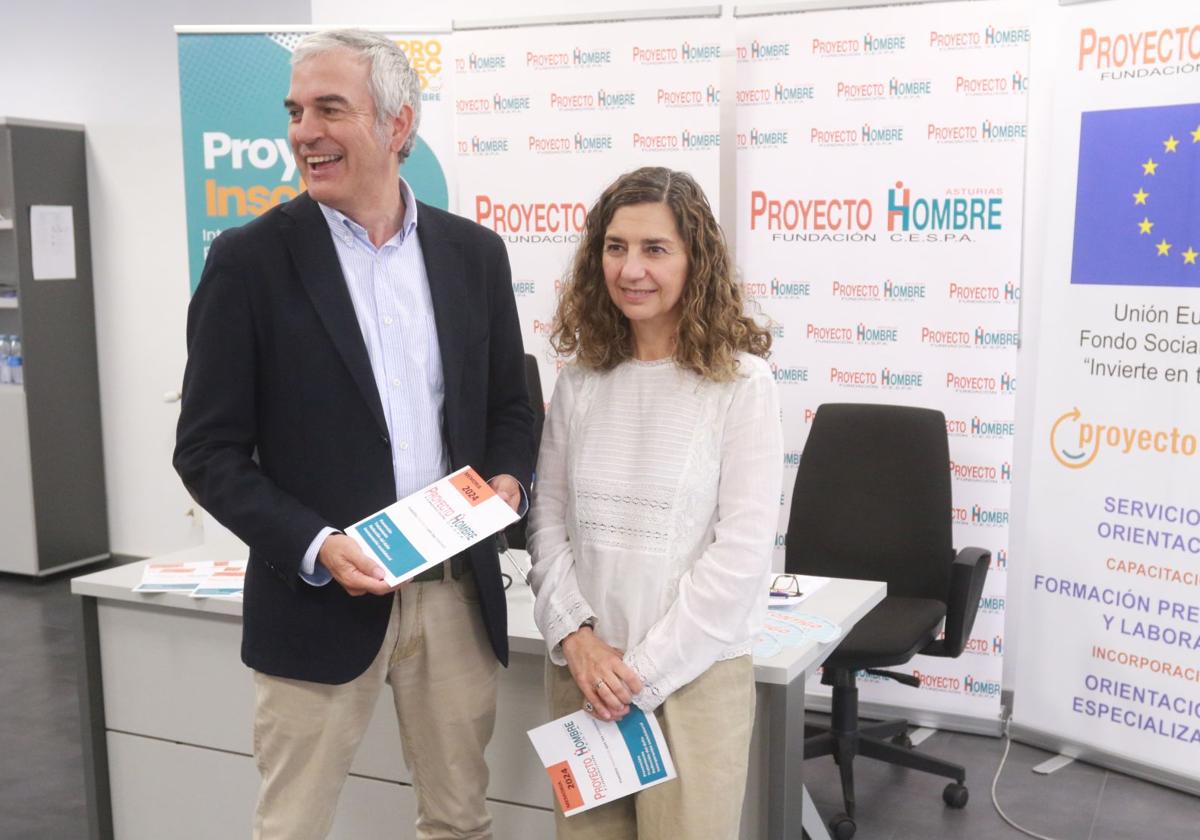 El director general de Proyecto Hombre Asturias, José Luis Pérez-Espinosa, y la coordinadora de Prevención, Tratamiento e Incorporación Social, Helí Álvarez, este miércoles, en la presentación.