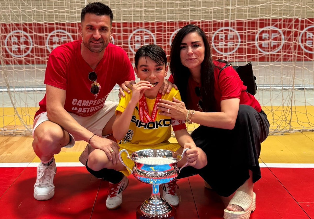 Bruno posa con la copa y su medalla junto a sus padres Natalio y Berta.