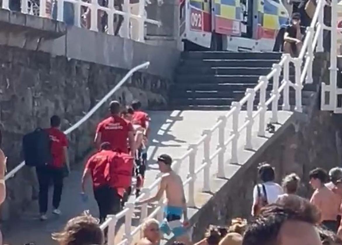 Asistencia de los sanitarios en la playa de San Lorenzo.