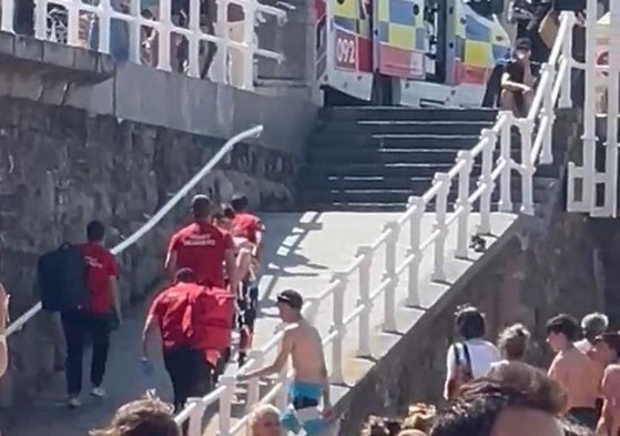 Asistencia de los sanitarios en la playa de San Lorenzo.