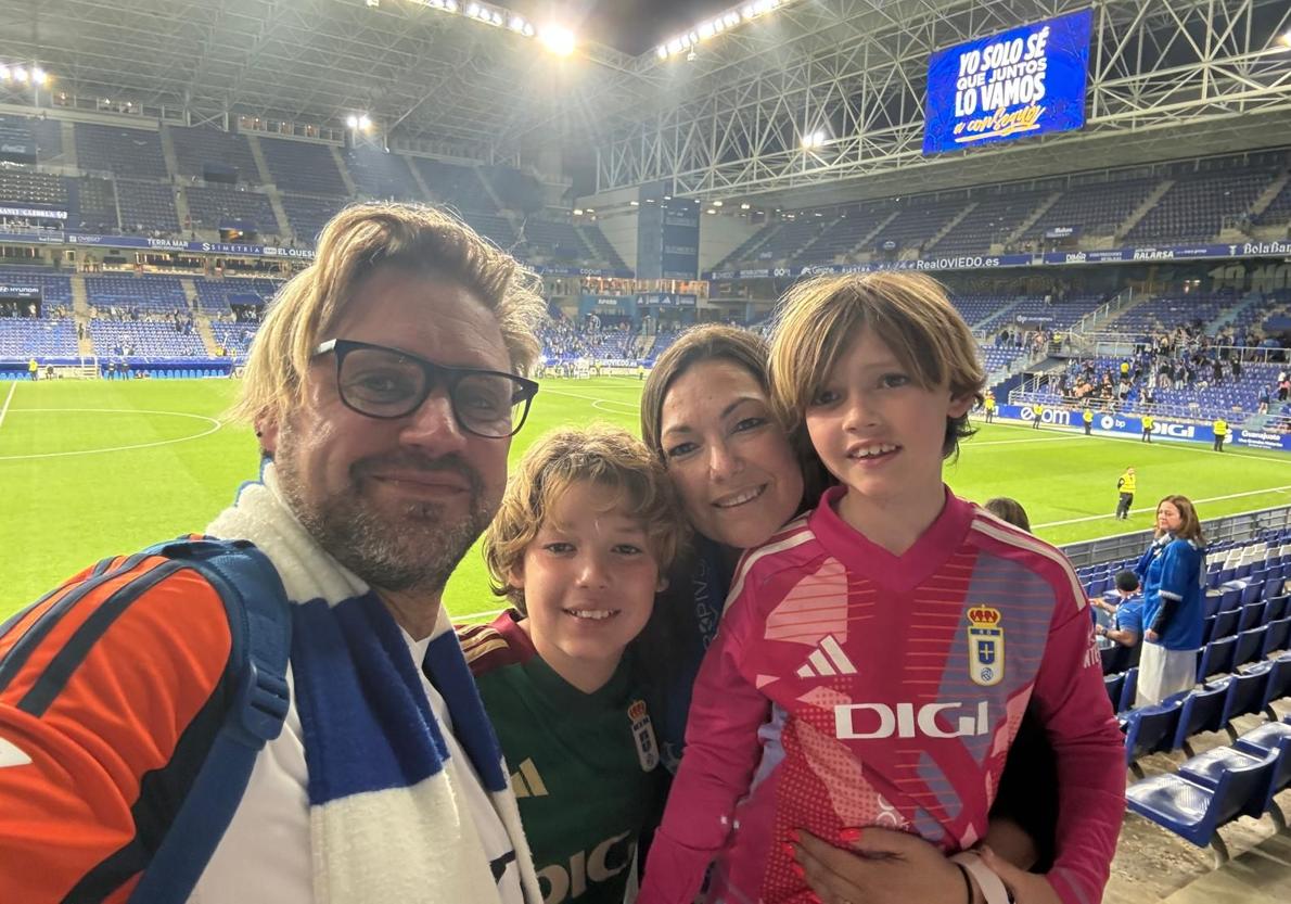Ryan y Ainhoa, junto con los niños, en el partido que enfrentó al Oviedo con el Almería.