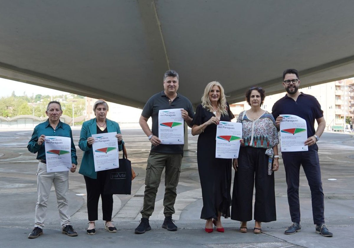 El artista Orlando Estupiñán; Isabel González, directora de la Fundación Municipal de Cultura; Iván Coella, profesor de la Escuela de Música de la FMC; Aurora Cienfuegos, edil de Cultura, y José Burbón, promotor cultural.
