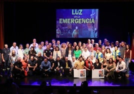 Todos los homenajeados por su ayuda desinteresada en la terrible explosión de gas que tuvo lugar el 3 de marzo en el barrio mierense de La Villa, en el escenario de la Casa de la Cultura de Mieres.