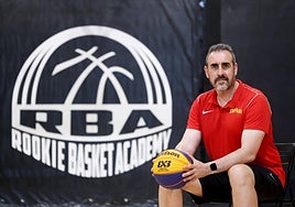 El técnico Edu Ablanedo, en las instalaciones de la Rookie Basket Academy de Oviedo.