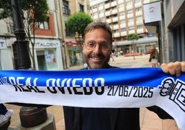 David Estévez, con una de las bufandas con la fecha del partido y del posible ascenso serigrafiada.
