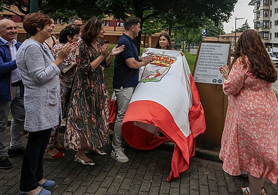 El hijo y la nieta de Iván Suárez descubren el monolito que le recuerda en los jardines que llevarán desde ahora su nombre, en presencia de la alcaldesa y varios concejales.