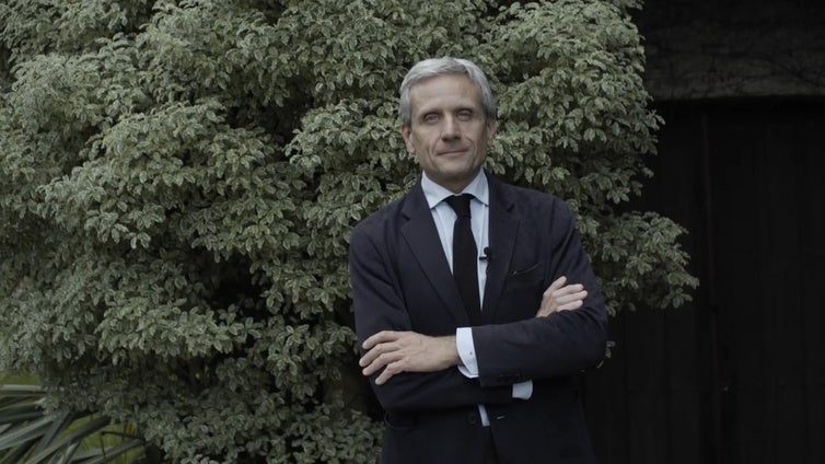 Diego Suárez Noriega, director de la galería de arte ATM, felicita a EL COMERCIO