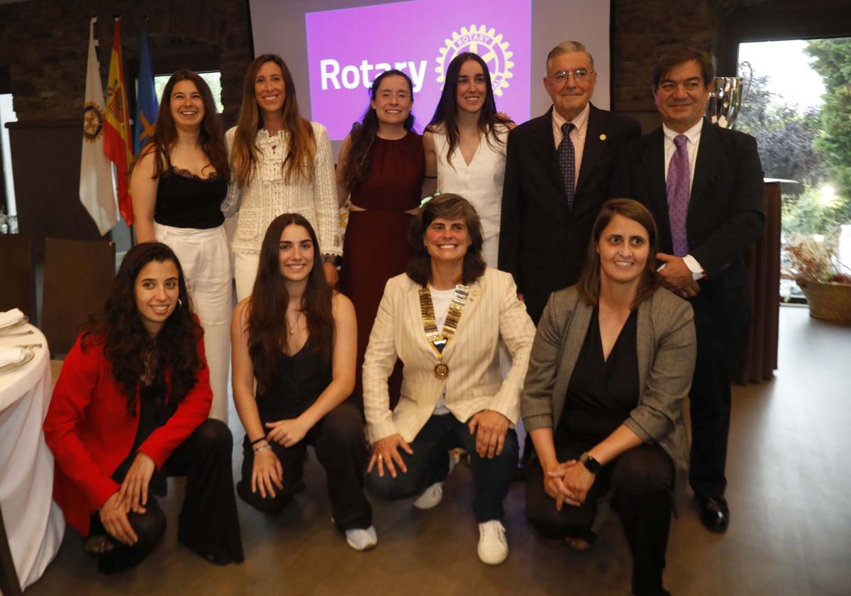 Delante, Sara Lolo (Telecable), Ángela Fernández (Telecable), Patricia Zapico y Manuela Rodríguez. Detrás, Vicky Novo (Telecable), Ángela Pumariega, Fernanda Hidalgo (Telecable), María Igualada (Telecable) y los rotarios Pablo Higinio Fernández y Juan Rafael Martínez.