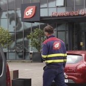Un trabajador de Duro Felguera frente a la sede de la compañía, en Gijón.