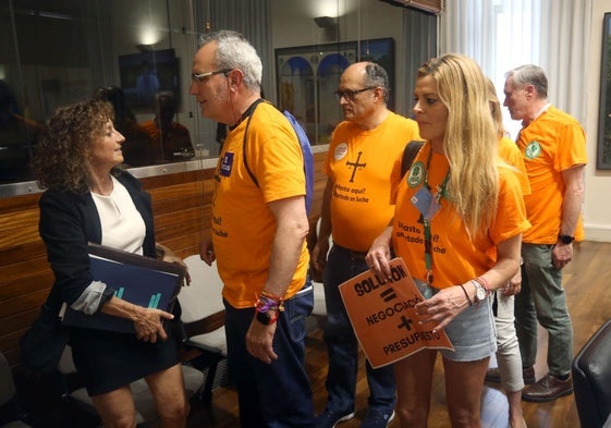 Eva Ledo saluda a los portavoces sindicales de la concertada antes de iniciarse la Comisión de Educación.