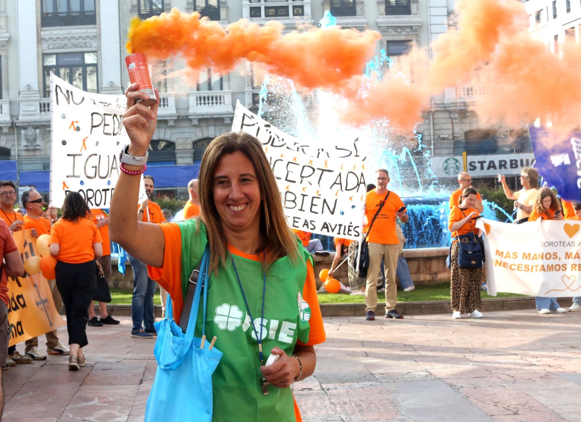 La marea naranja inunda Oviedo contra la «discriminación» de la concertada
