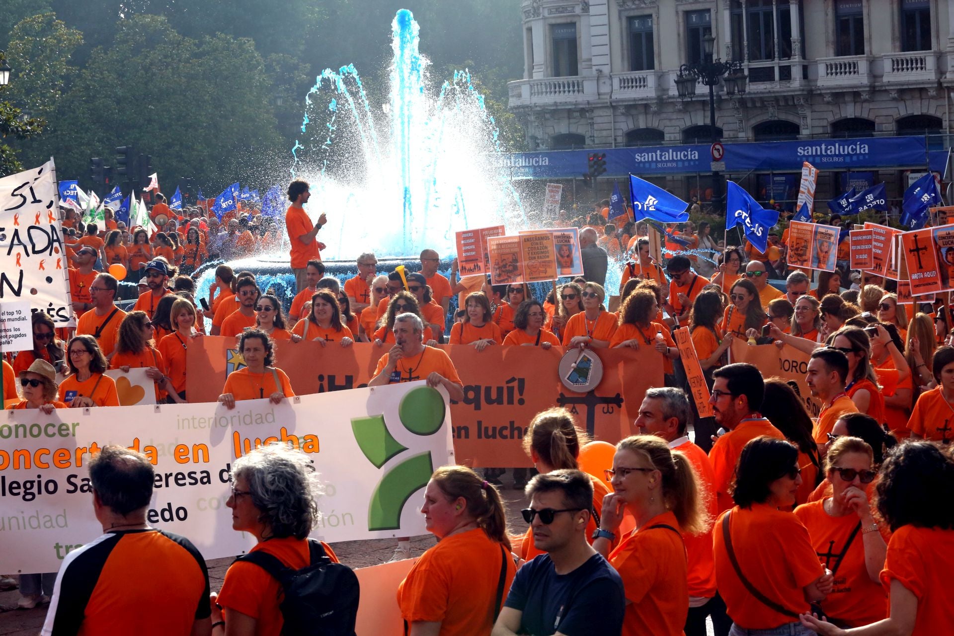 La marea naranja inunda Oviedo contra la «discriminación» de la concertada