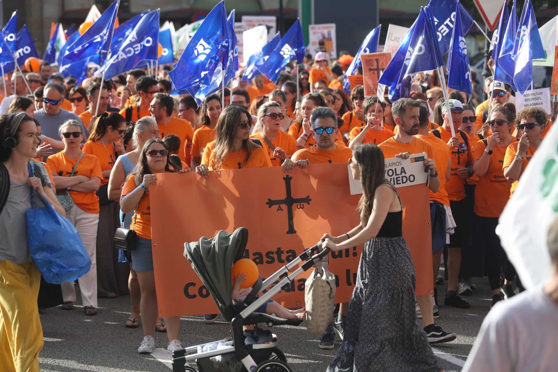 La marea naranja inunda Oviedo contra la «discriminación» de la concertada