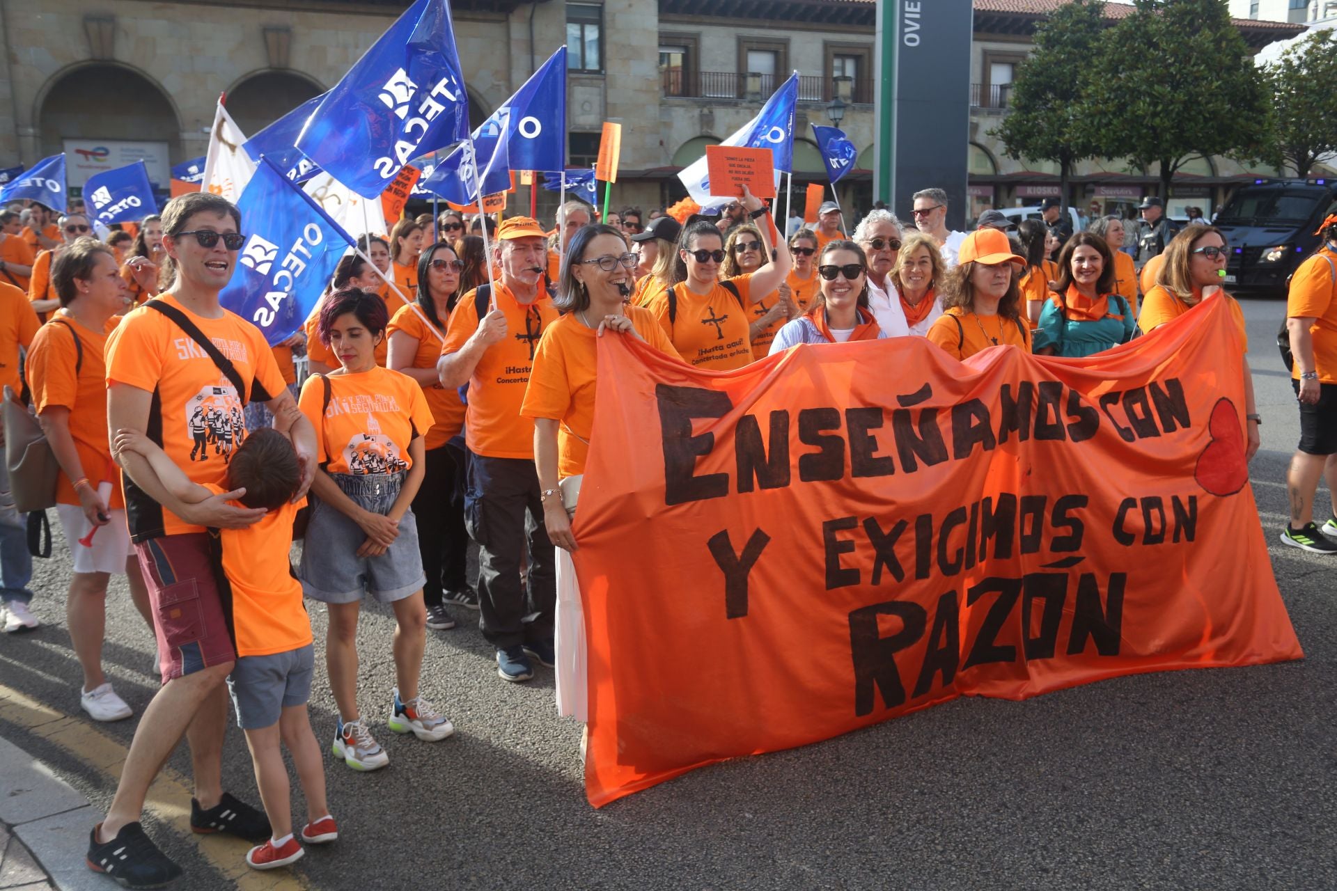 La marea naranja inunda Oviedo contra la «discriminación» de la concertada
