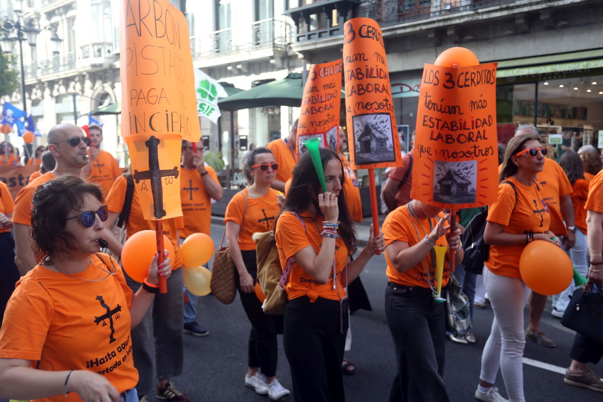 La marea naranja inunda Oviedo contra la «discriminación» de la concertada