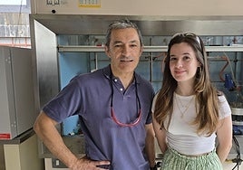 Carlos Valdés y Helena Fernández Piedra, en la facultad de Químicas.