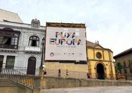 La lona colocada en la fachada de la casa de los Llanes.
