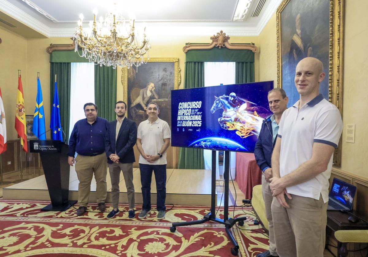 Pelayo Barcia, Pablo Blanco, Víctor Orviz, Tino Vaquero y David Liñero, en la presentación.