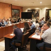 Pelayo García, primero por la derecha, en la bancada del gobierno. Frente a ellos, PP y Vox.