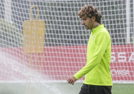 César Gelabert, pensativo en Mareo, en el inicio de un entrenamiento del último curso con el Sporting.