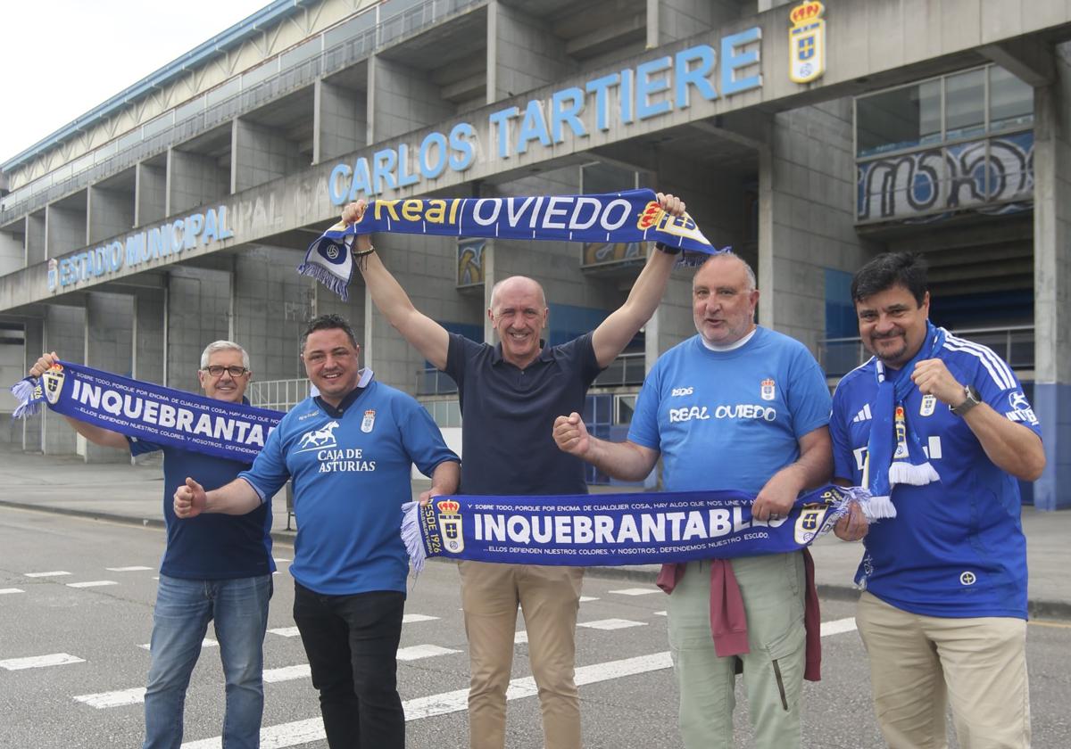 Manuel Vidal, Alberto Lavandera, Miguel Ángel Fernández, Arturo Requejo y Juan Carlos Bachiller en el Carlos Tartiere.
