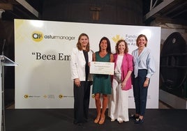 Por la izquierda, la presidenta de Asturmanager, Montserrat Martínez; Patricia Barbi, con su premio; la edil de Desarrollo Local de Villaviciosa, Rocío Vega, y la directora de la Fundación Caja Rural de Asturias, Eva Pando.