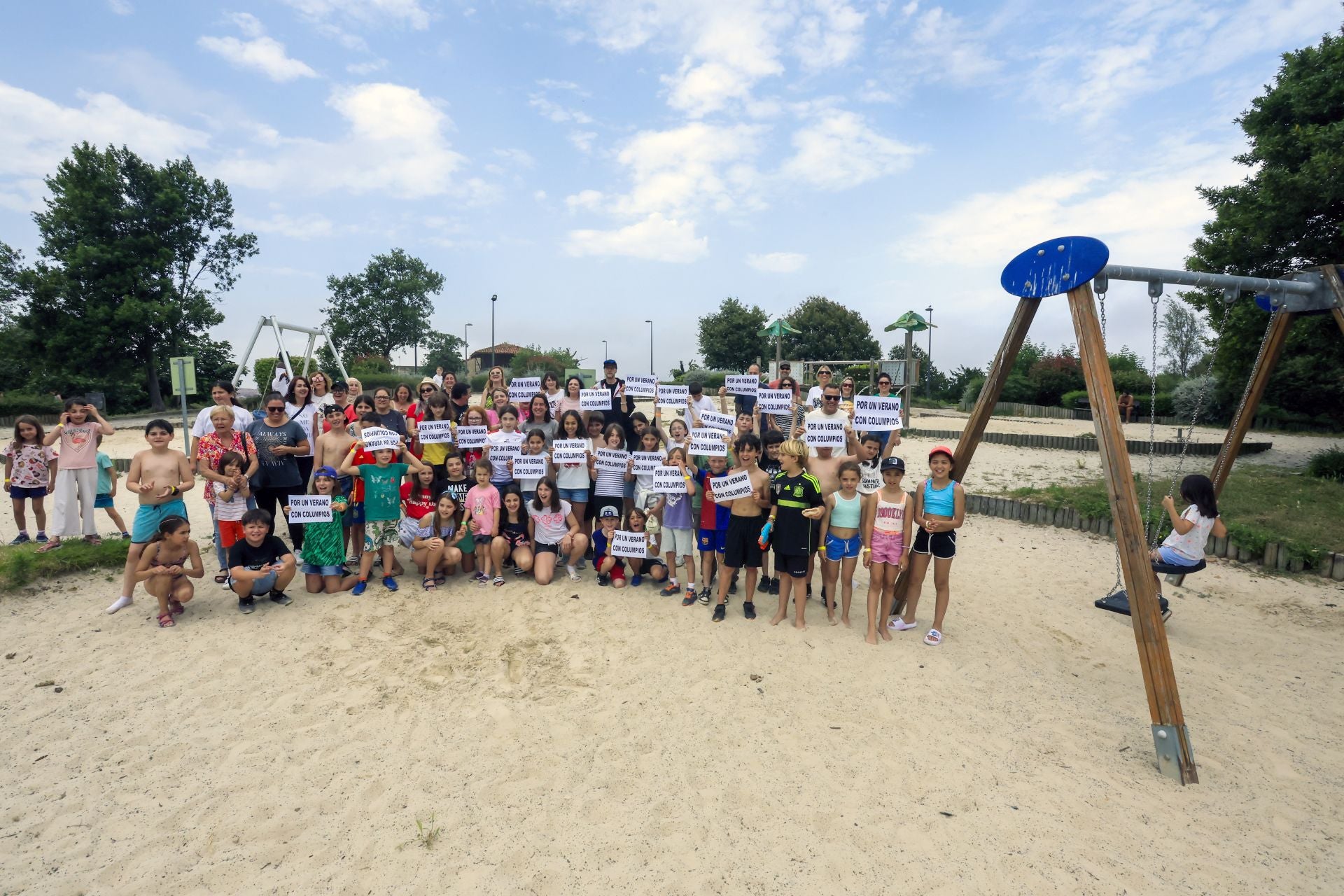 Niños y familias de Ceares, en el parque de Los Pericones, reclaman la rehabilitación de la zona infantil.