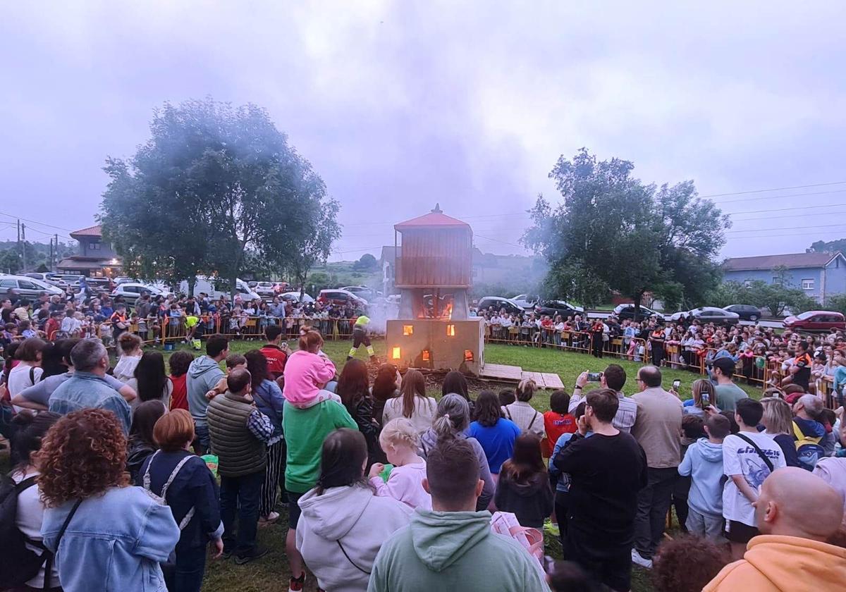Público durante la quema de La Foguera de San Xuan de Corvera el año pasado.