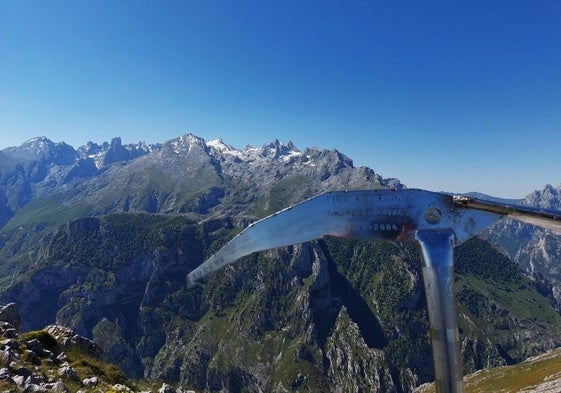 Cumbre del pico Cuetón, cima que alcanza esta ruta por territorios de Picos de Europa, con maravillosas y privilegiadas vistas hacia el macizo Central (Los Urrieles).