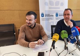 Daniel Sánchez, director general de Vivienda, junto al consejero de Ordenación del Territorio, Ovidio Zapico.