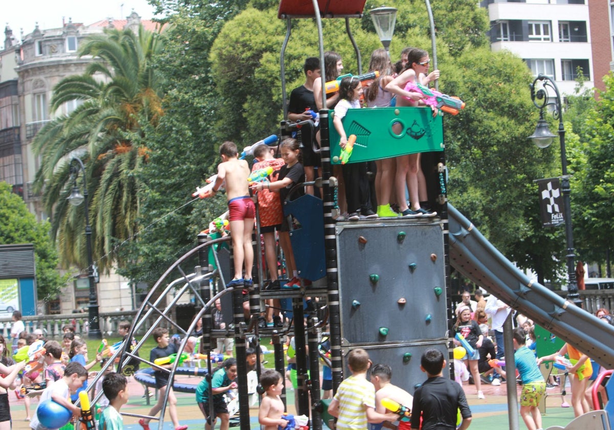 Más de un centenar de niños lucharon en una divertida batalla con globos y pistolas de agua.