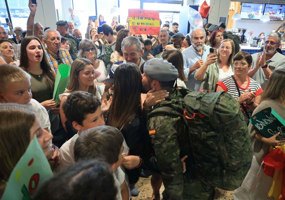 Llegada de los militares asturianos al aeropuerto de Asturias.