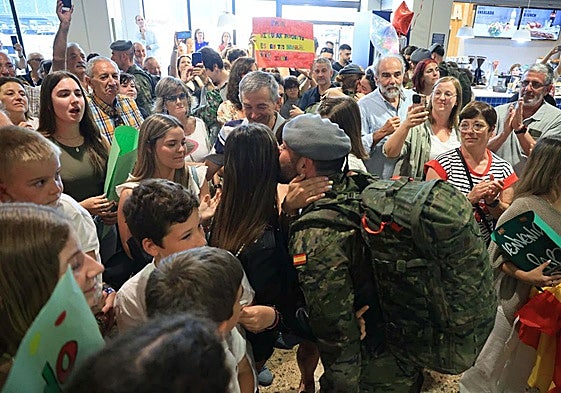 Llegada de los militares asturianos al aeropuerto de Asturias.