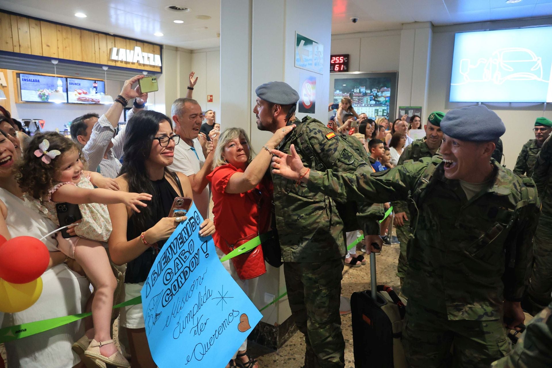 Emocionante regreso de los militares asturianos que estuvieron seis meses en Eslovaquia