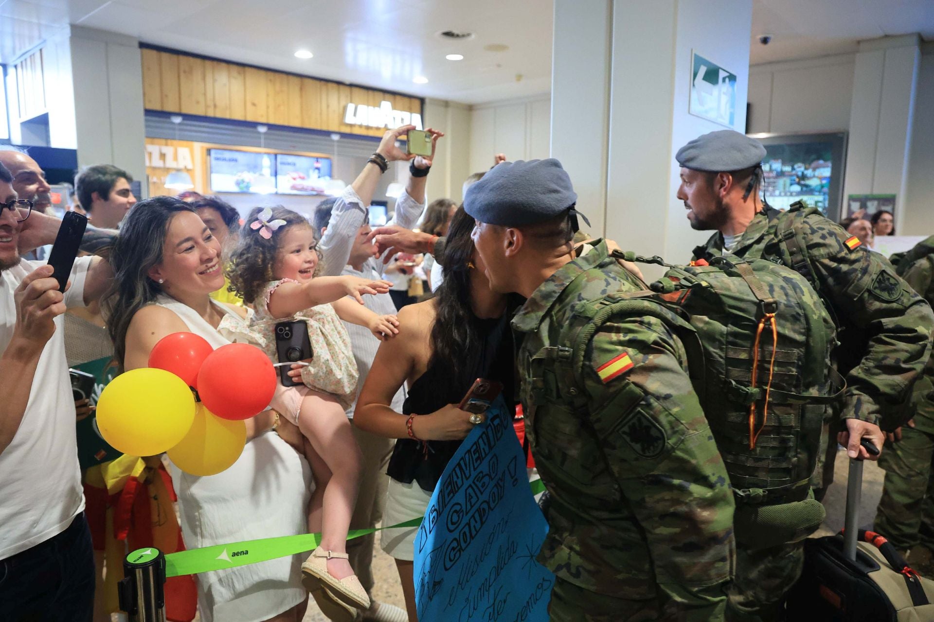 Emocionante regreso de los militares asturianos que estuvieron seis meses en Eslovaquia