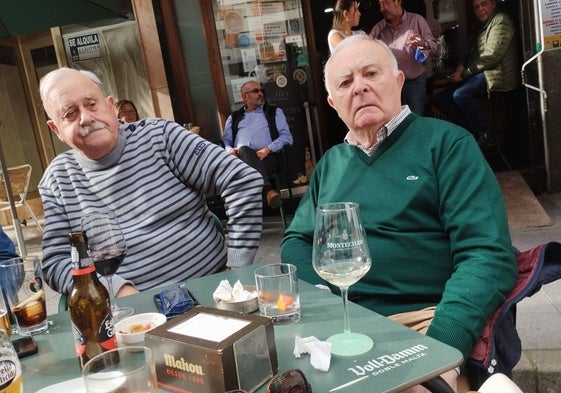 Jesús Fernández, a la izquierda, junto a su hermano Toni. A los dos les conocían como Espina.