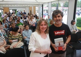 El escritor Pedro Simón junto con Verónica García-Peña