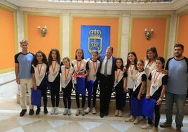 Alfredo Canteli y Concepción Méndez, con el equipo femenino de voleibol.