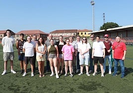 Integrantes de la familia del Portuarios posan en el campo Santa Cruz, en Gijón.