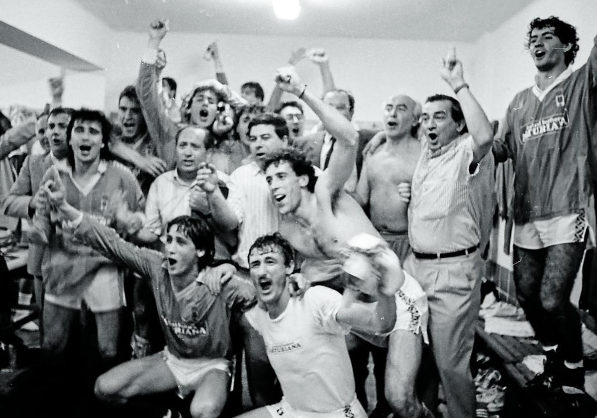 La plantilla azul, desbordada de alegría en el vestuario tras firmar el ascenso a Primera División el 4 de junio de 1988.