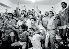 La plantilla azul, desbordada de alegría en el vestuario tras firmar el ascenso a Primera División el 4 de junio de 1988.