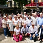 Hasta Sahagún de Campos viajaron los aficionados a los toros, con Dioni Montero –de blanco, agachado–al frente de la Federación Taurina del Principado de Asturias.