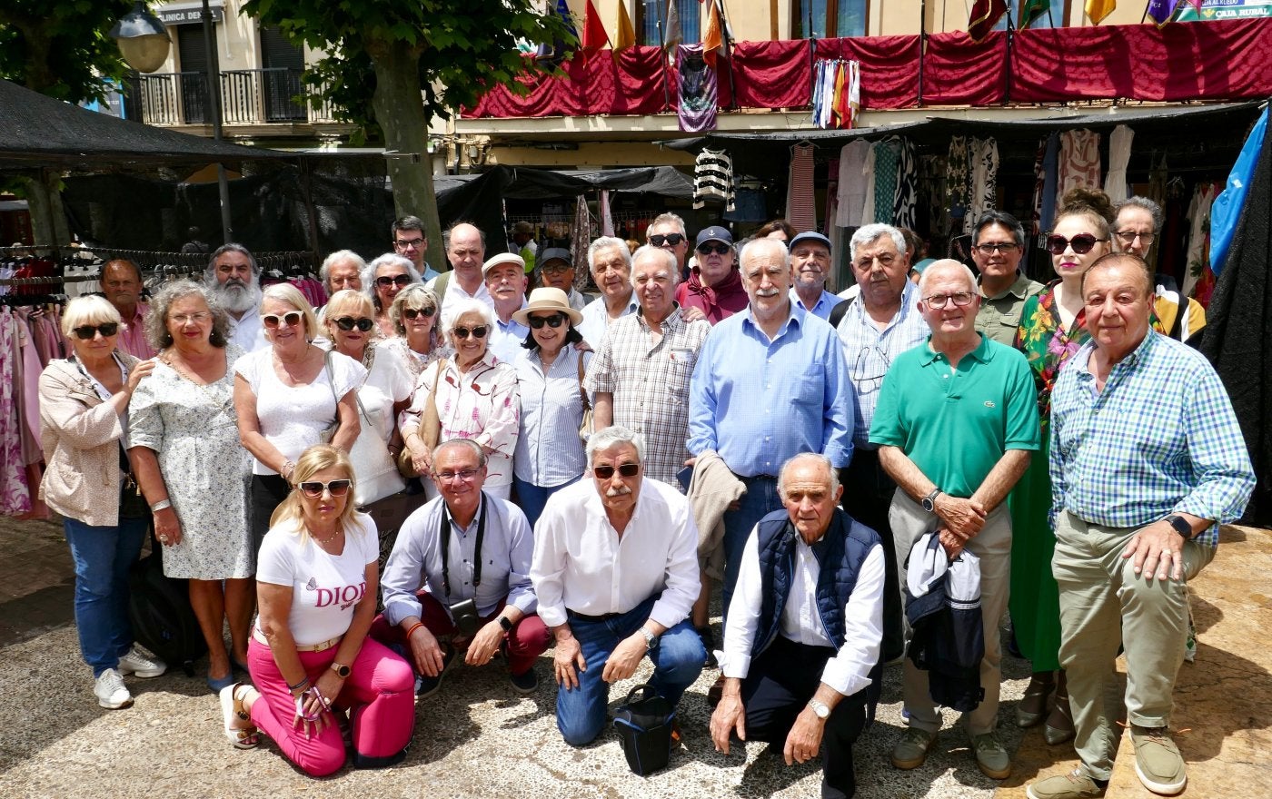 Hasta Sahagún de Campos viajaron los aficionados a los toros, con Dioni Montero –de blanco, agachado–al frente de la Federación Taurina del Principado de Asturias.