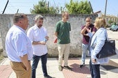 El coordinador de IU, Juan José Fernández, charla con la alcaldesa en presencia de García y Campa.